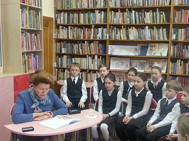 В областной детской библиотеке рассказы вслух читала Людмила Берлина